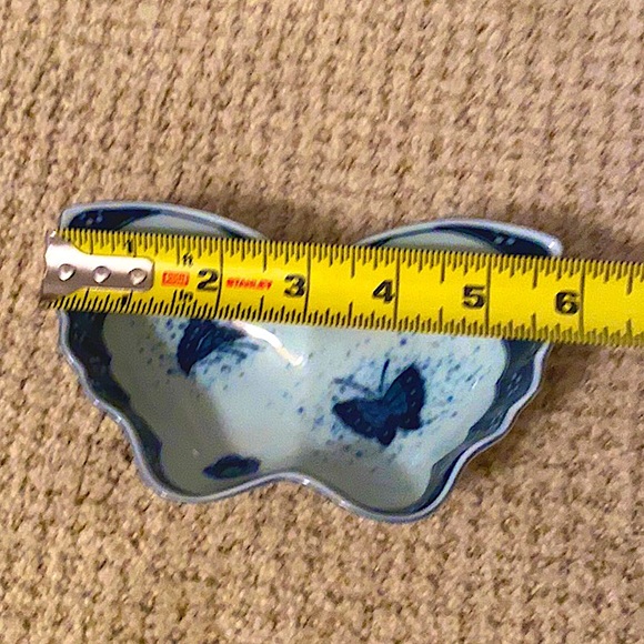 Andrea by Sadek Vintage Chinoiserie Blue and White Butterfly Dish - Picture 5 of 7